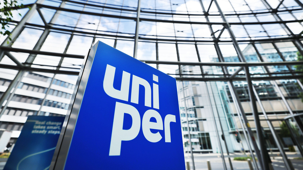 Ein Logo steht im Foyer der Hauptverwaltung des Energieversorgungsunternehmens Uniper in Düsseldorf. 