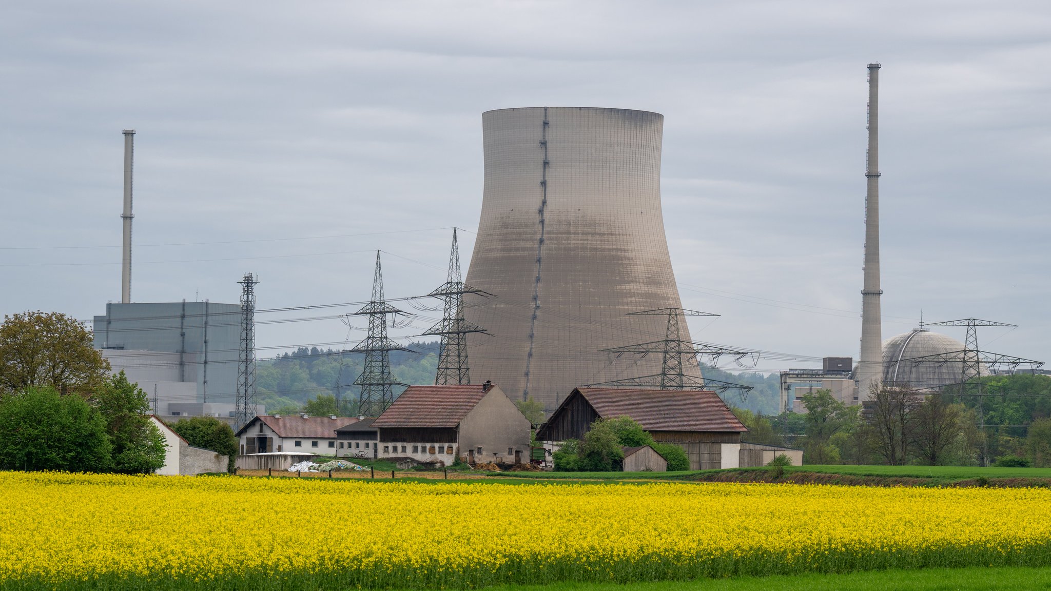 Der Kühlturm des abgeschalteten Kernkraftwerks Isar 2 ohne Wasserdampf.