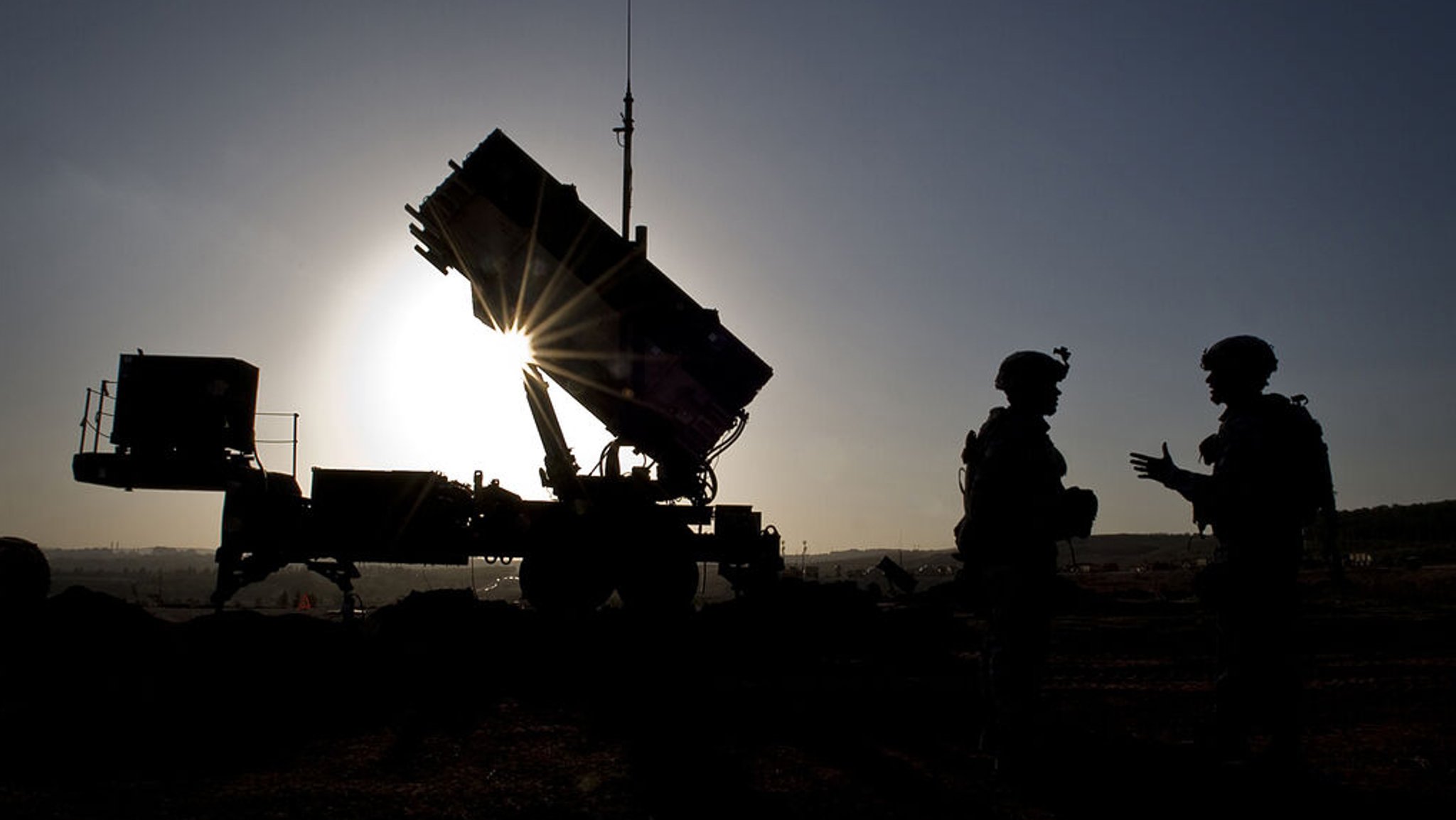 Soldaten unterhalten sich nach einer routinemäßigen Inspektion eines Raketenabwehrsystems.