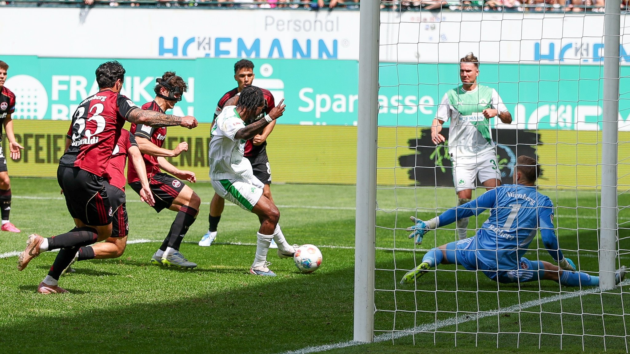 Noel Futkeu erzielt das 1:0 in der Partie SpVgg Greuther Fürth - 1. FC Nürnberg
