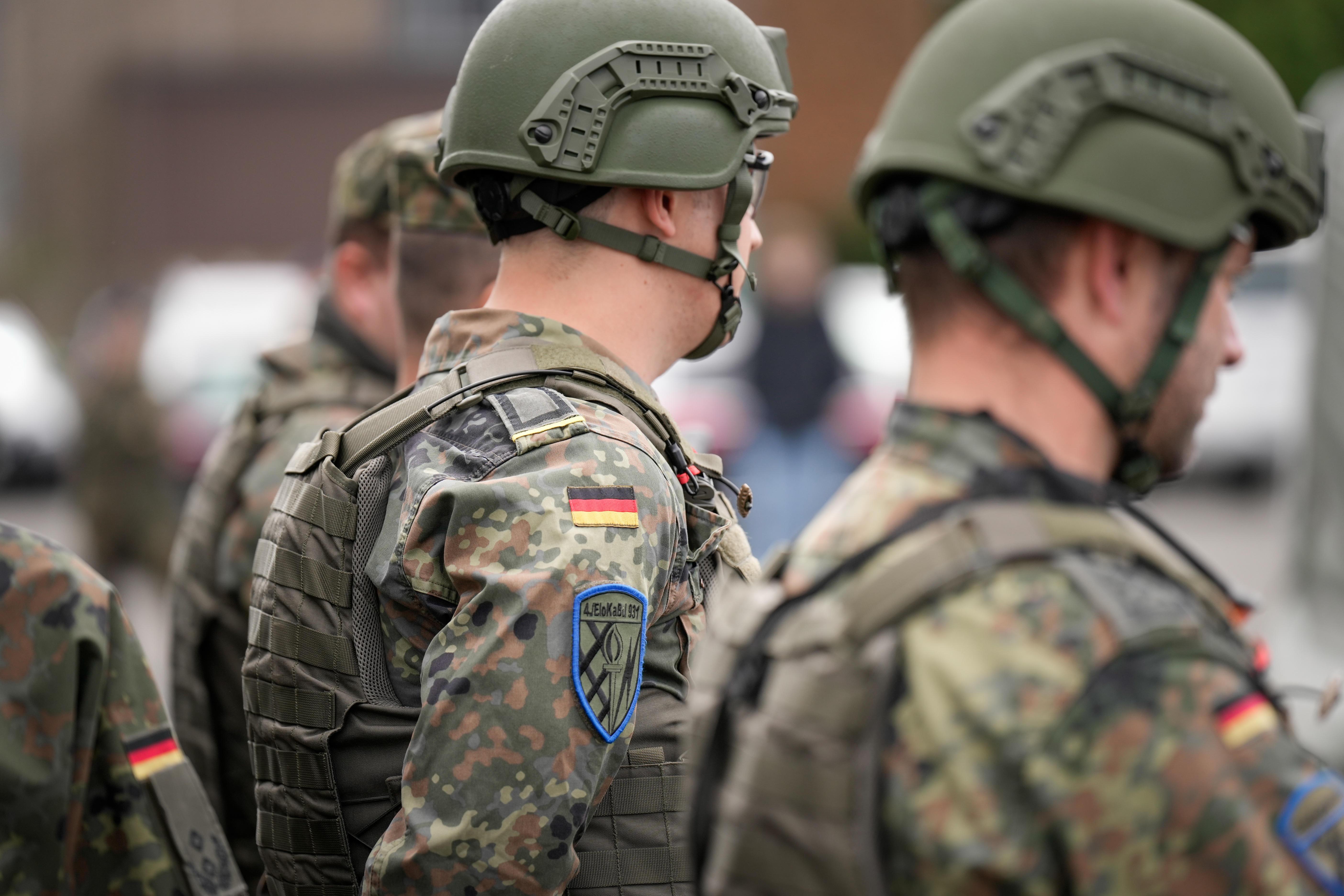 Soldaten der Deutschen Bundeswehr in Uniform und Helm