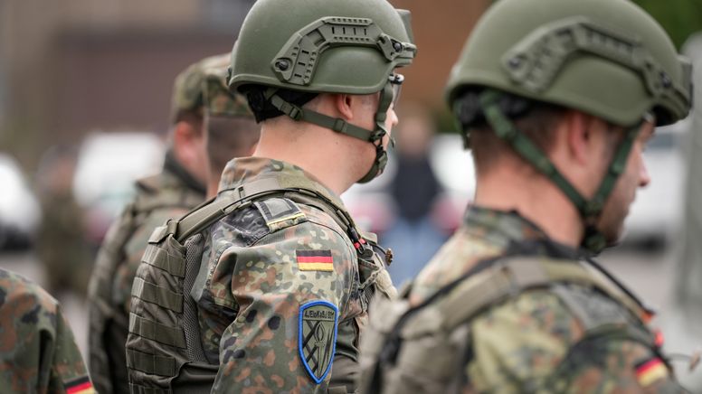 Soldaten der Deutschen Bundeswehr in Uniform und Helm | Bild:pa/dpa/Jens Krick