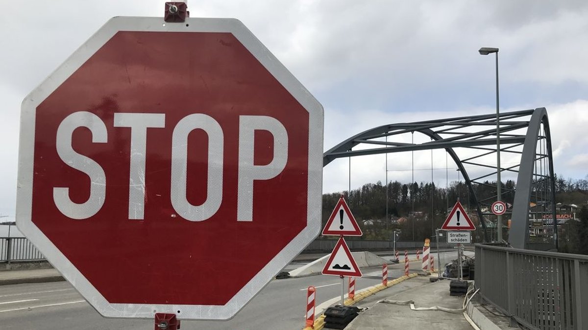 Franz-Josef-Strauß-Brücke bei Bauarbeiten im Jahr 2022