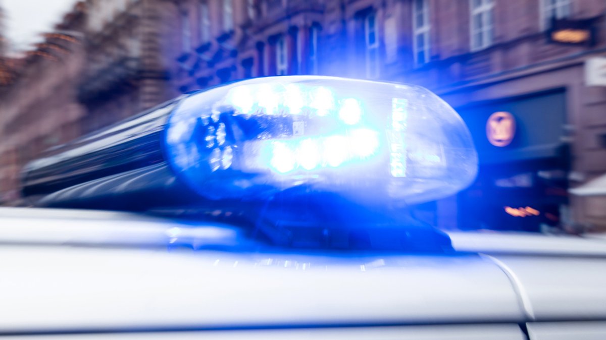 Ein Blaulicht eines Polizeiwagens leuchtet.