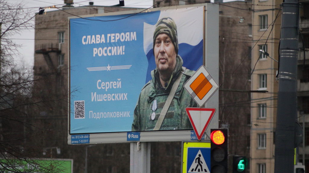 Poster mit Porträt von Oberst Sergej Ischewski in St. Petersburg