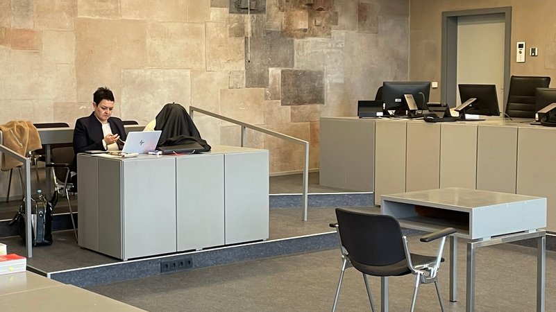 Die Angeklagte mit einer Jacke über dem Kopf zusammen mit ihrer Verteidigerin im Gerichtssaal. | Bild: BR/Vera Held Die Angeklagte mit einer Jacke über dem Kopf zusammen mit ihrer Verteidigerin im Gerichtssaal.