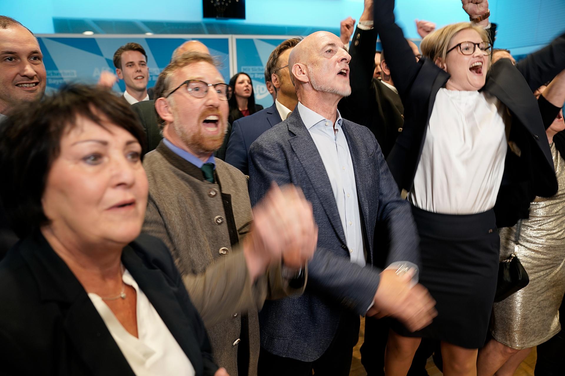Andreas Winhart (l), parlamentarischer Geschäftsführer der AfD, Spitzenkandidat Martin Böhm (M) und Katrin Ebner-Steiner (r) feiern bei der Wahlparty der AfD nach der Wahl zum 19. Bayerischen Landtag die erste Prognose.