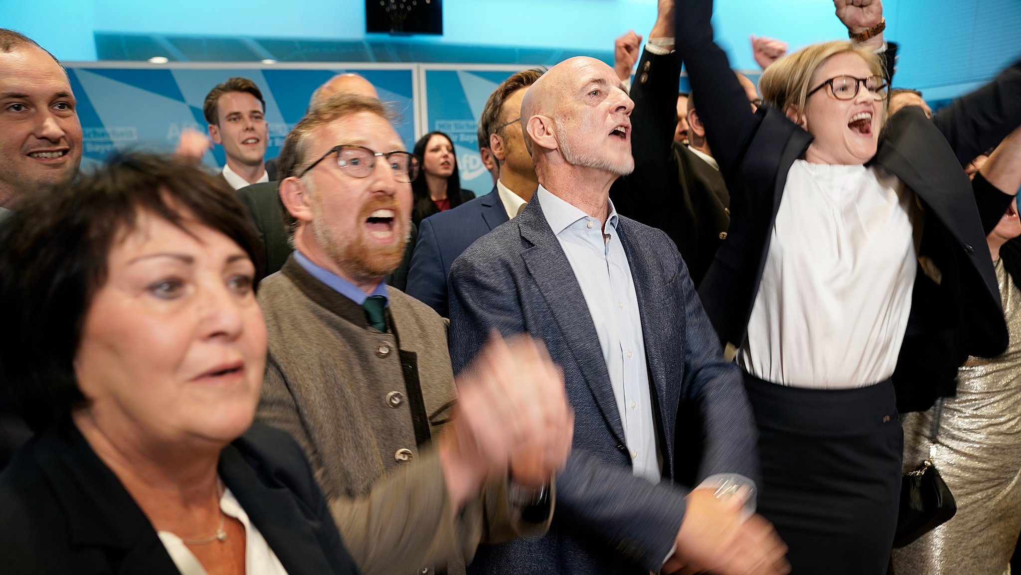 Andreas Winhart (l), parlamentarischer Geschäftsführer der AfD, Spitzenkandidat Martin Böhm (M) und Katrin Ebner-Steiner (r) feiern bei der Wahlparty der AfD nach der Wahl zum 19. Bayerischen Landtag die erste Prognose.