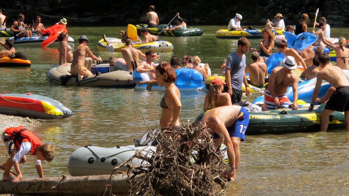 Zahlreiche Ausflügler starten in Icking im Landkreis Bad Tölz-Wolfratshausen (Bayern) eine Schlauchbootstour auf der Isar. Hochsommerliche Temperaturen von über 30 Grad locken die Menschen am Wochenende ins Freie (Archivbild 19. Juli 2019)