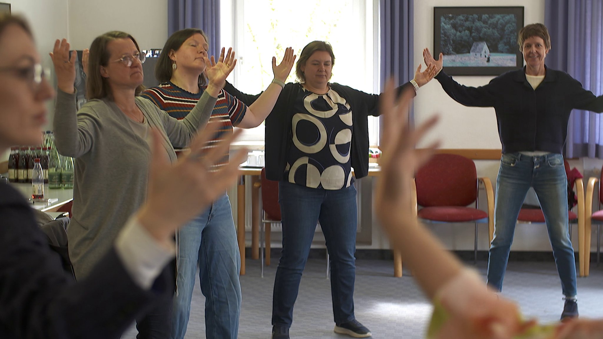 Mehrere Frauen absolvieren einen Kurs. 