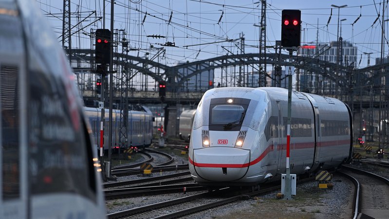 ICE steht vor dem Hauptbahnhof München an einem roten Signal. | Bild: picture alliance / SvenSimon | Frank Hoermann / SVEN SIMON ICE steht vor dem Hauptbahnhof München an einem roten Signal.