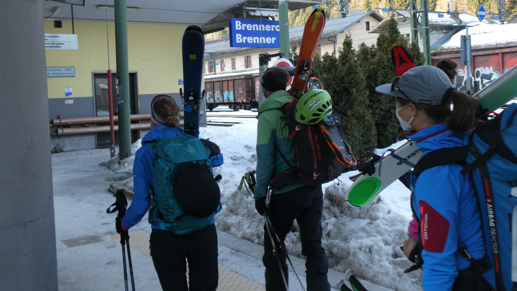Mit dem Zug auf Skitour: Ankunft am Brenner. 