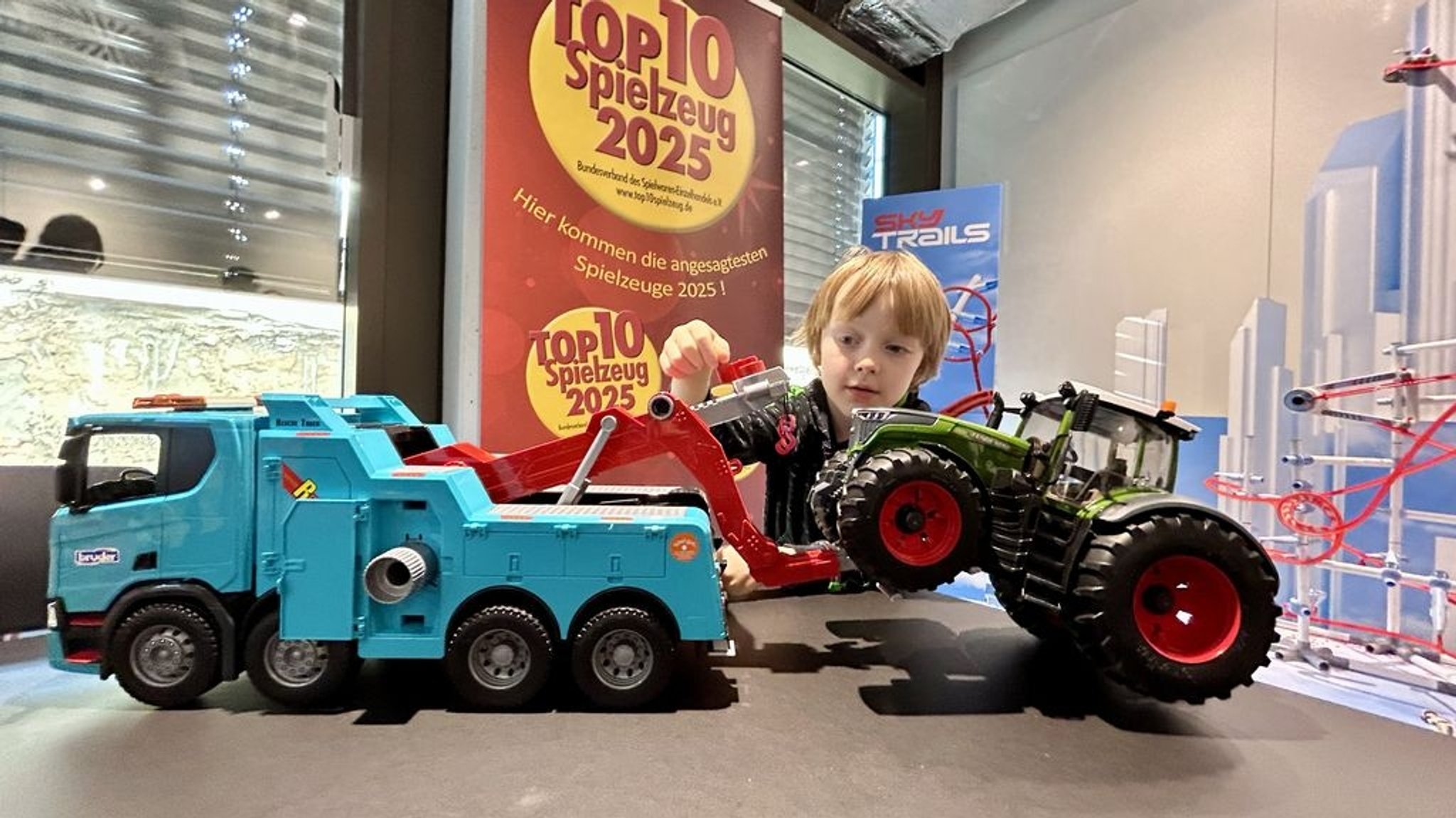 Lenox (5) spielt mit dem Abschlepp-Lkw von Bruder.