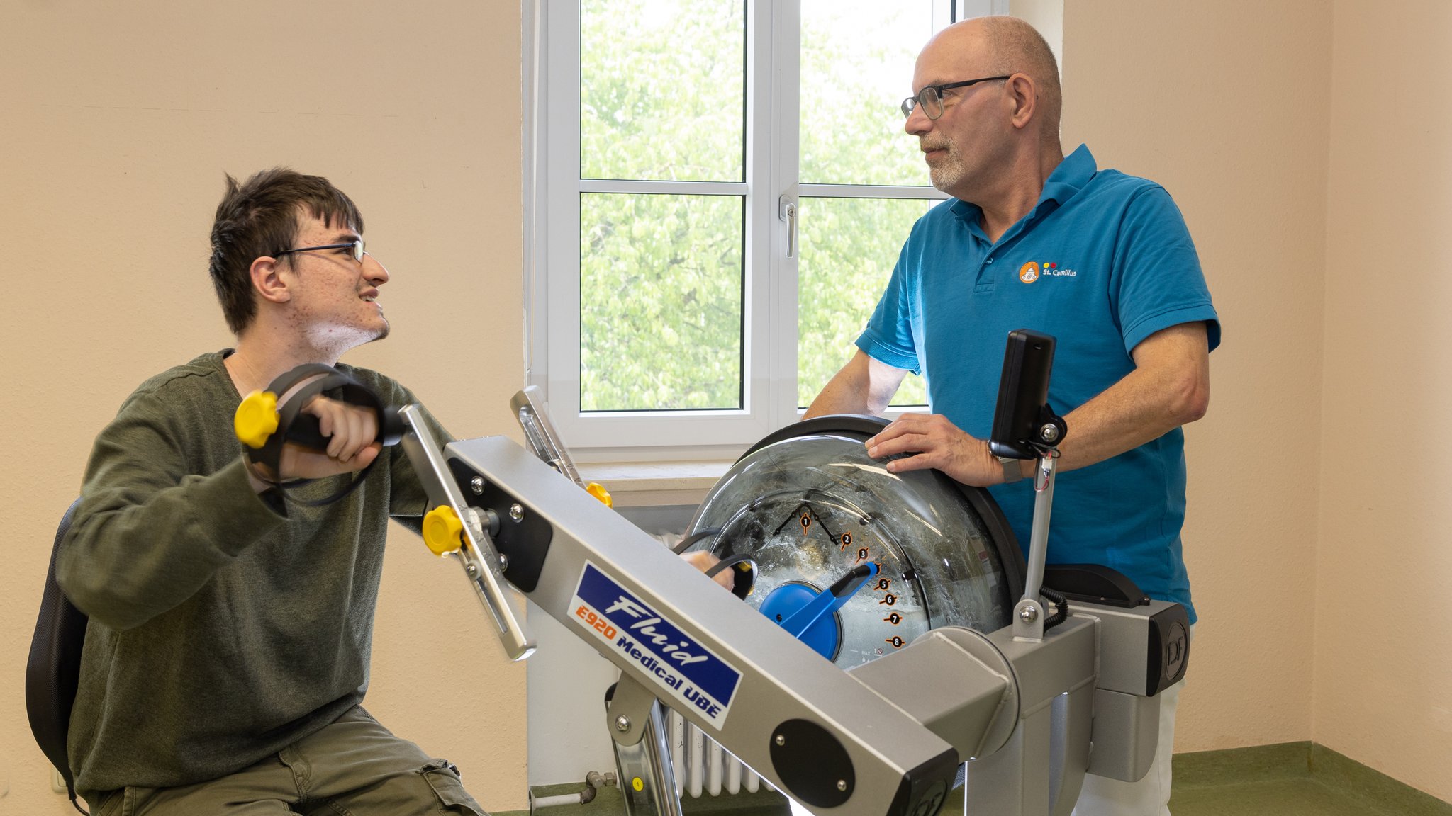 Patient und Therapeut am Hand-Ergometer. | Bild: Georg Drexel/DRW Patient und Therapeut am Hand-Ergometer.