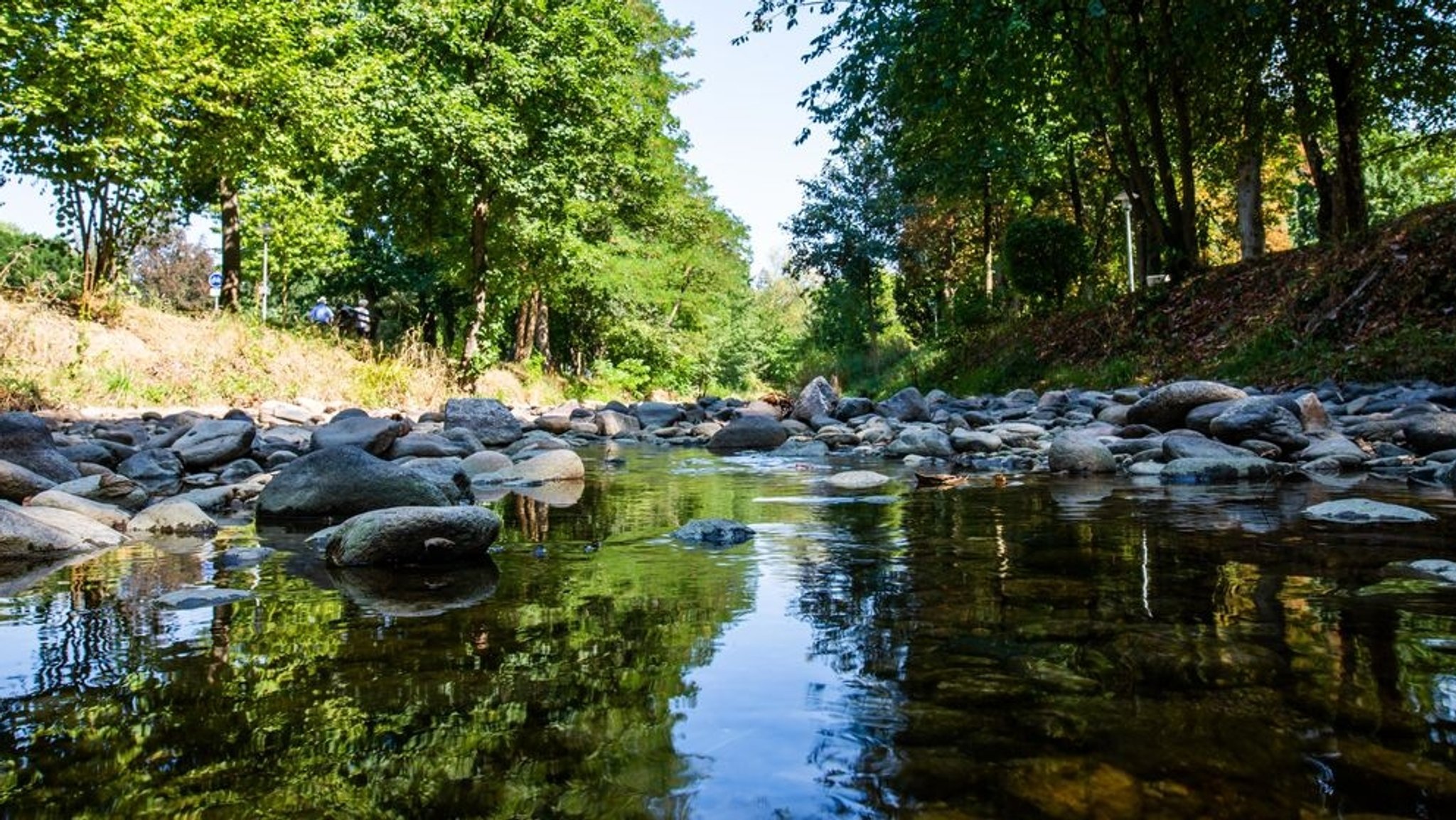 Ein Fluss führt aufgrund anhaltender Trockenheit nur noch wenig Wasser.