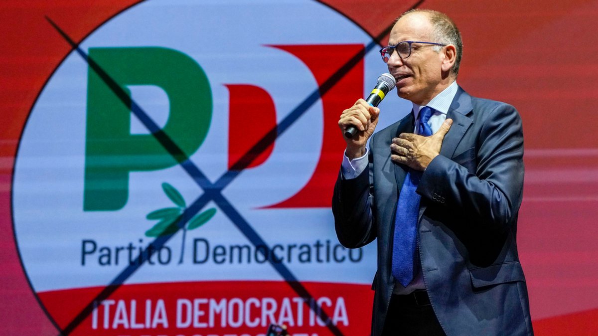 23.09.2022, Italien, Rom: Enrico Letta, Parteivorsitzender der PD spricht bei der Abschlusskundgebung seiner Partei vor den Parlamentswahlen. 