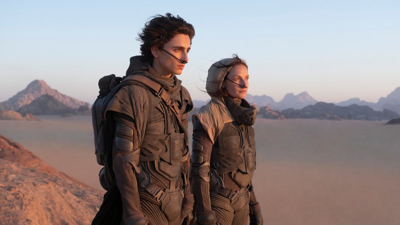 Gestrandet in der gefährlichen Wüste von Arrakis: Herrscherssohn Paul Atreides und seine Mutter in "Dune" (Fimszene).
