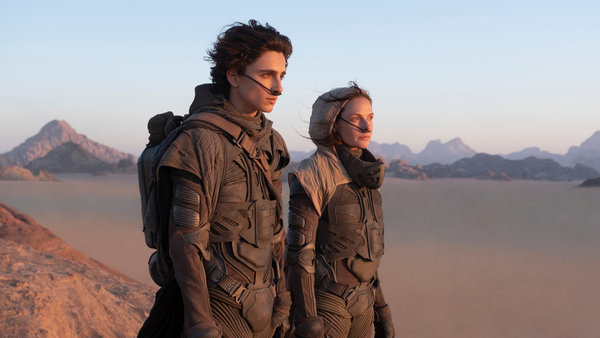 Gestrandet in der gefährlichen Wüste von Arrakis: Herrscherssohn Paul Atreides und seine Mutter in "Dune" (Fimszene).