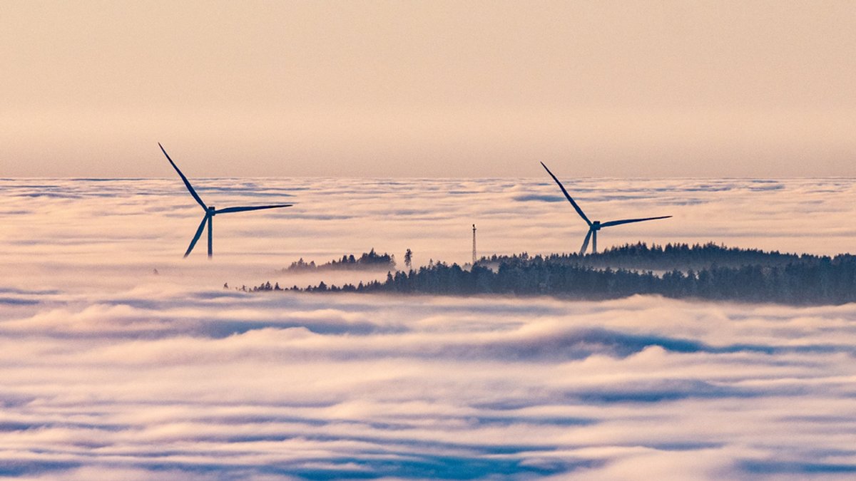 Windkraftanlagen ragen aus dem Nebel im Bayerischen Wald.