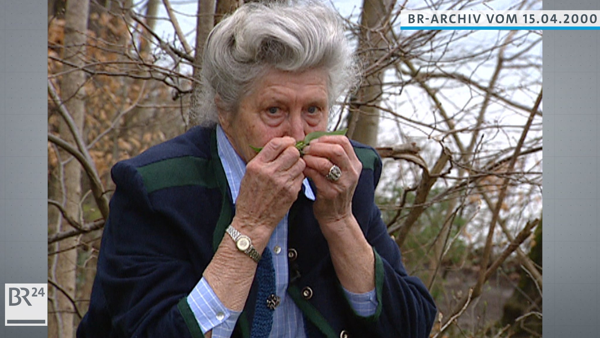 Eva Aschenbrenner riecht an Bärlauchblättern