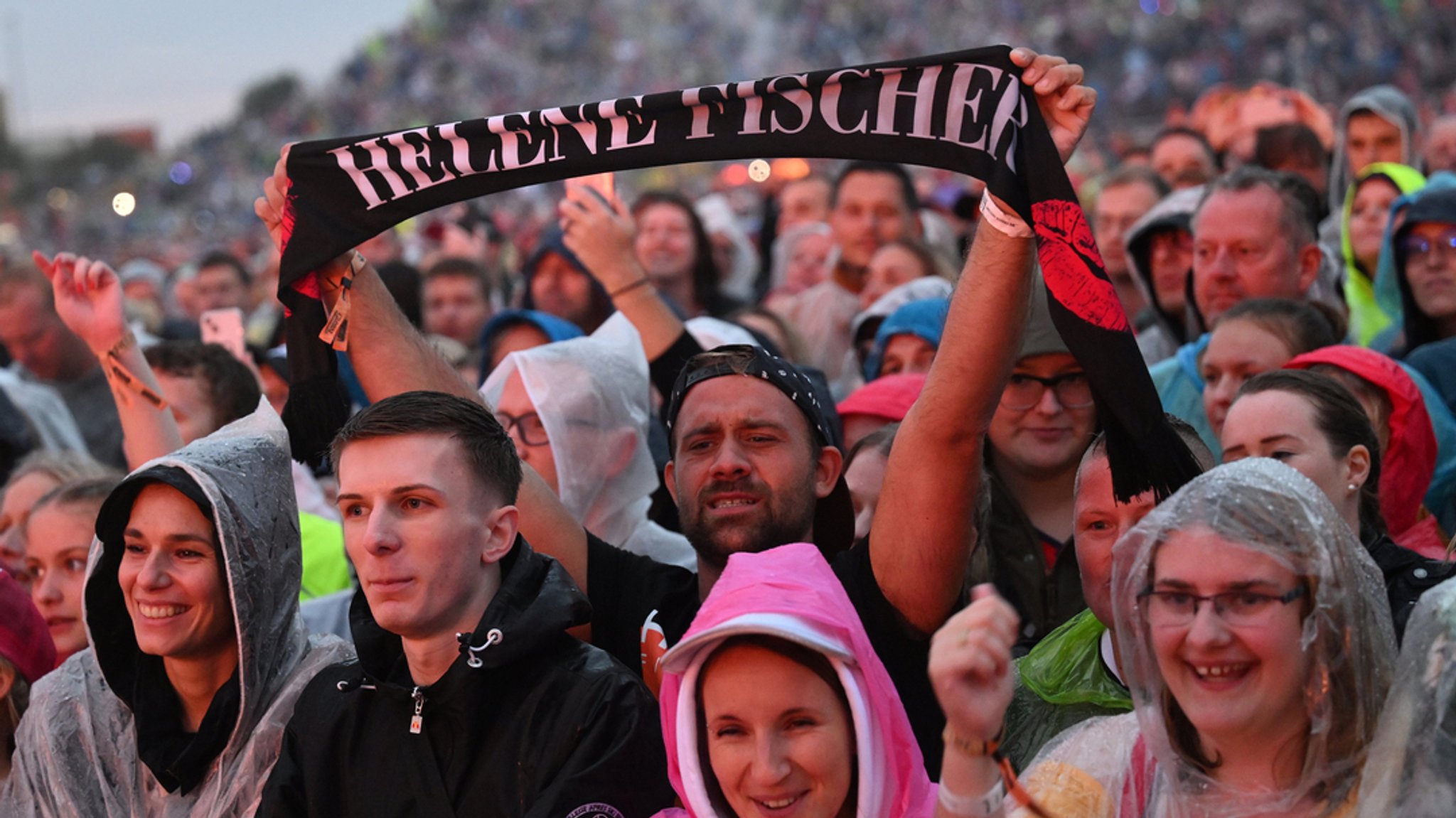 Partystimmung im Regen beim Helene-Fischer-Konzert