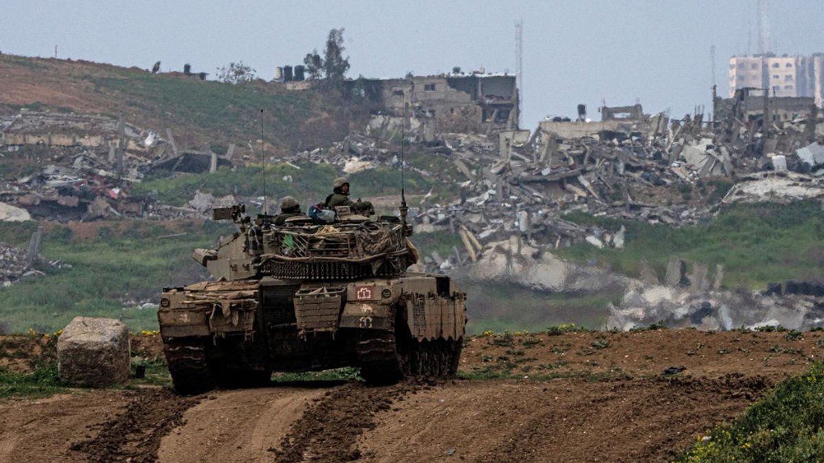 Israelische Soldaten fahren in einem Panzer an der Grenze zum Gazastreifen. Foto: Ariel Schalit/AP/dpa +++ dpa-Bildfunk +++