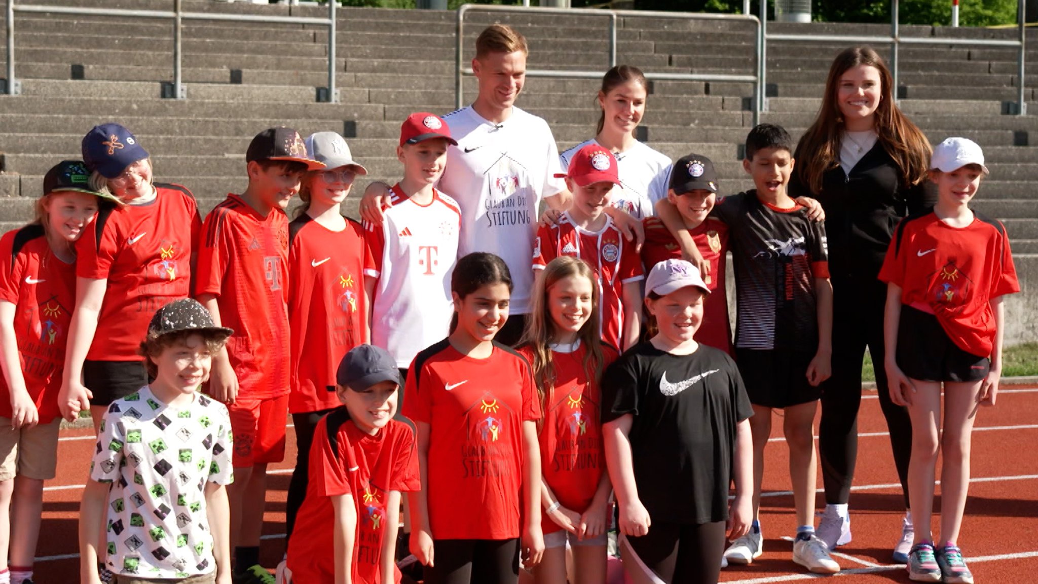 Joshua Kimmich macht Gruppenfoto mit Schulklasse