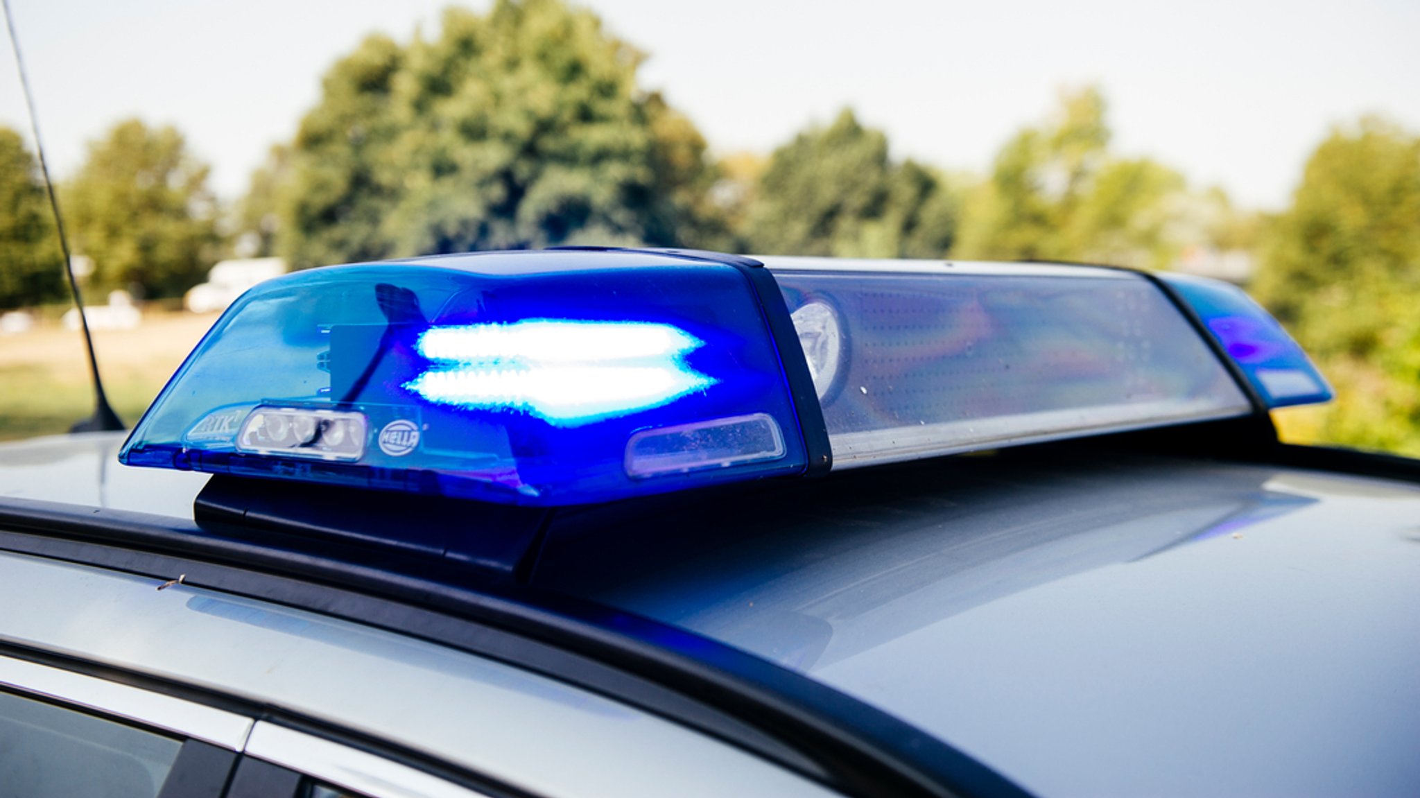 Blaulicht auf einem Polizeiauto.
