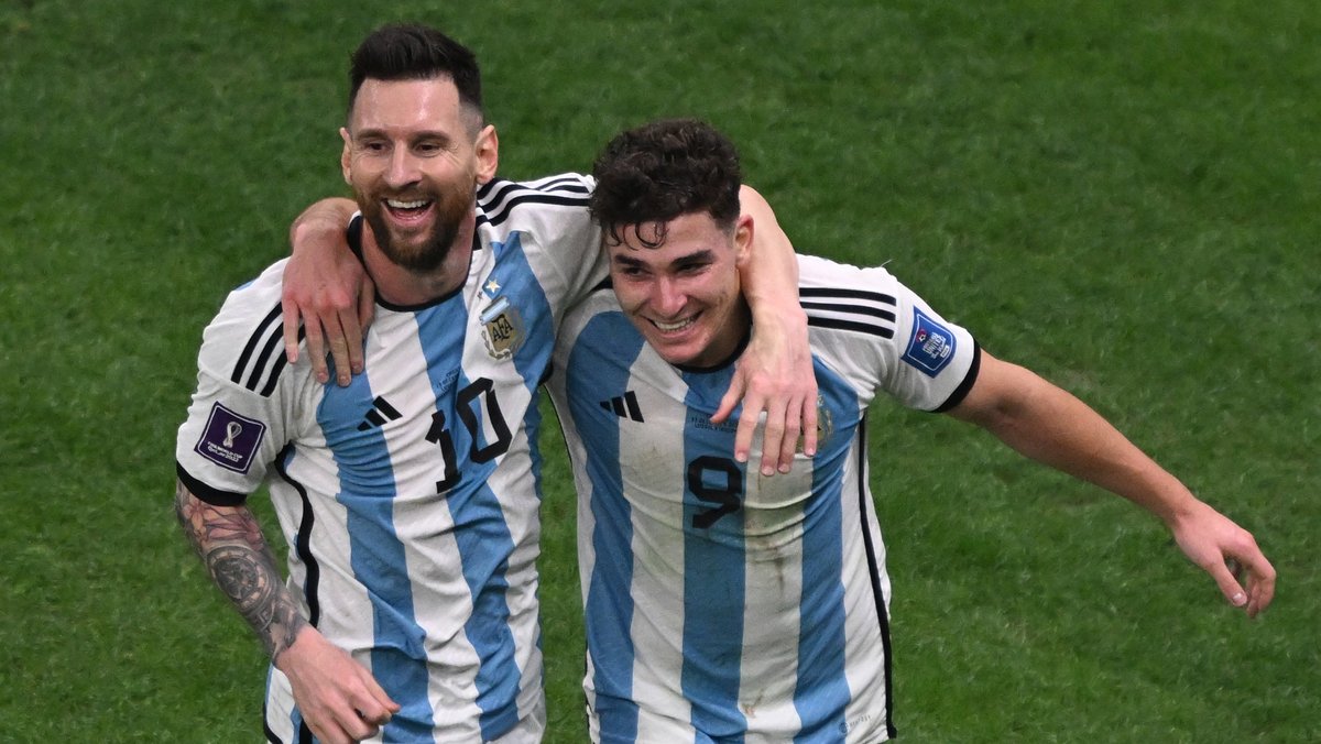 Argentiniens Kapitän Lionel Messi und Julian Alvarez (rechts)