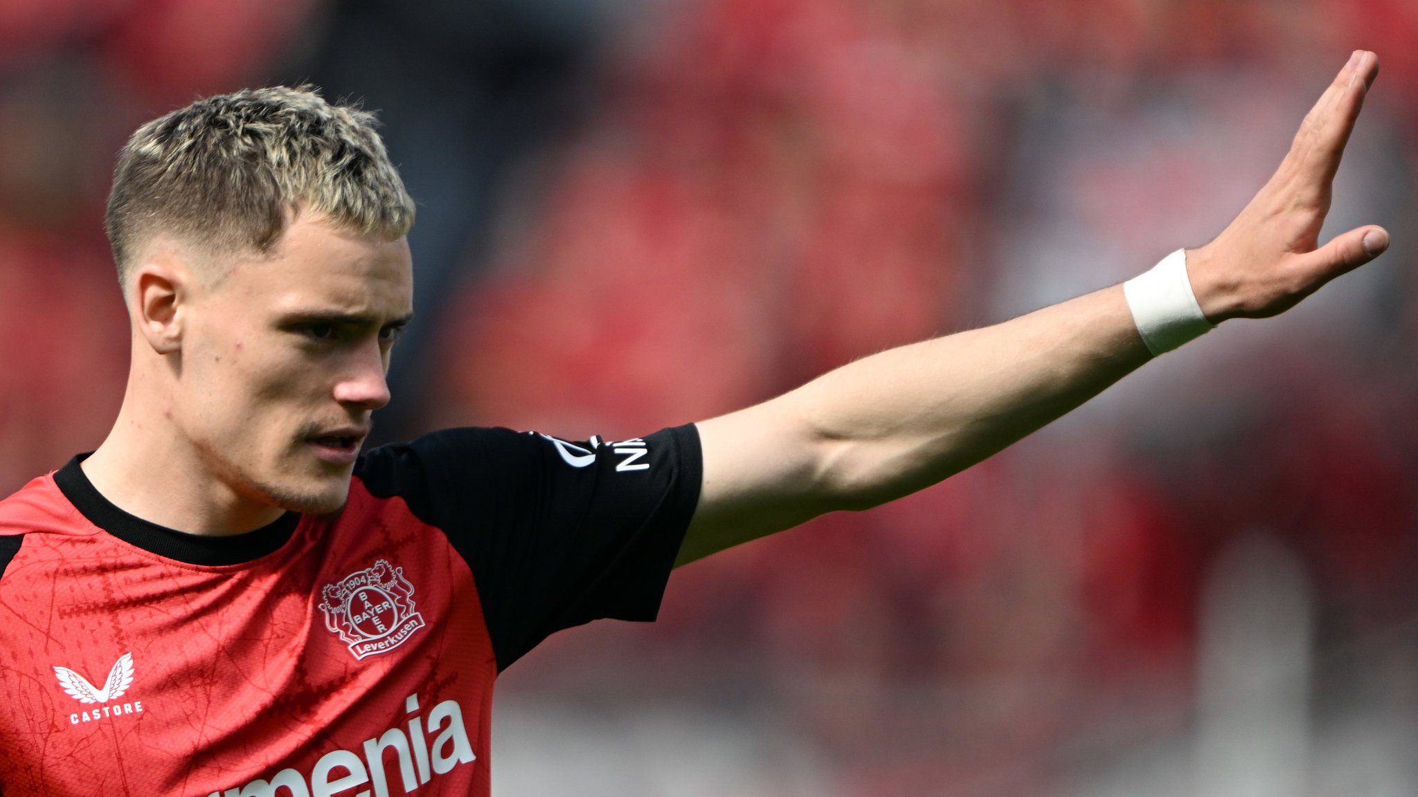 ARCHIV - 26.04.2025, Nordrhein-Westfalen, Leverkusen: Fußball: Bundesliga, Bayer Leverkusen - FC Augsburg, 31. Spieltag, BayArena, Leverkusens Florian Wirtz gestikuliert. (zu dpa: «Rekord-Transfer: Nationalspieler Wirtz wechselt zu Liverpool») Foto: Federico Gambarini/dpa +++ dpa-Bildfunk +++