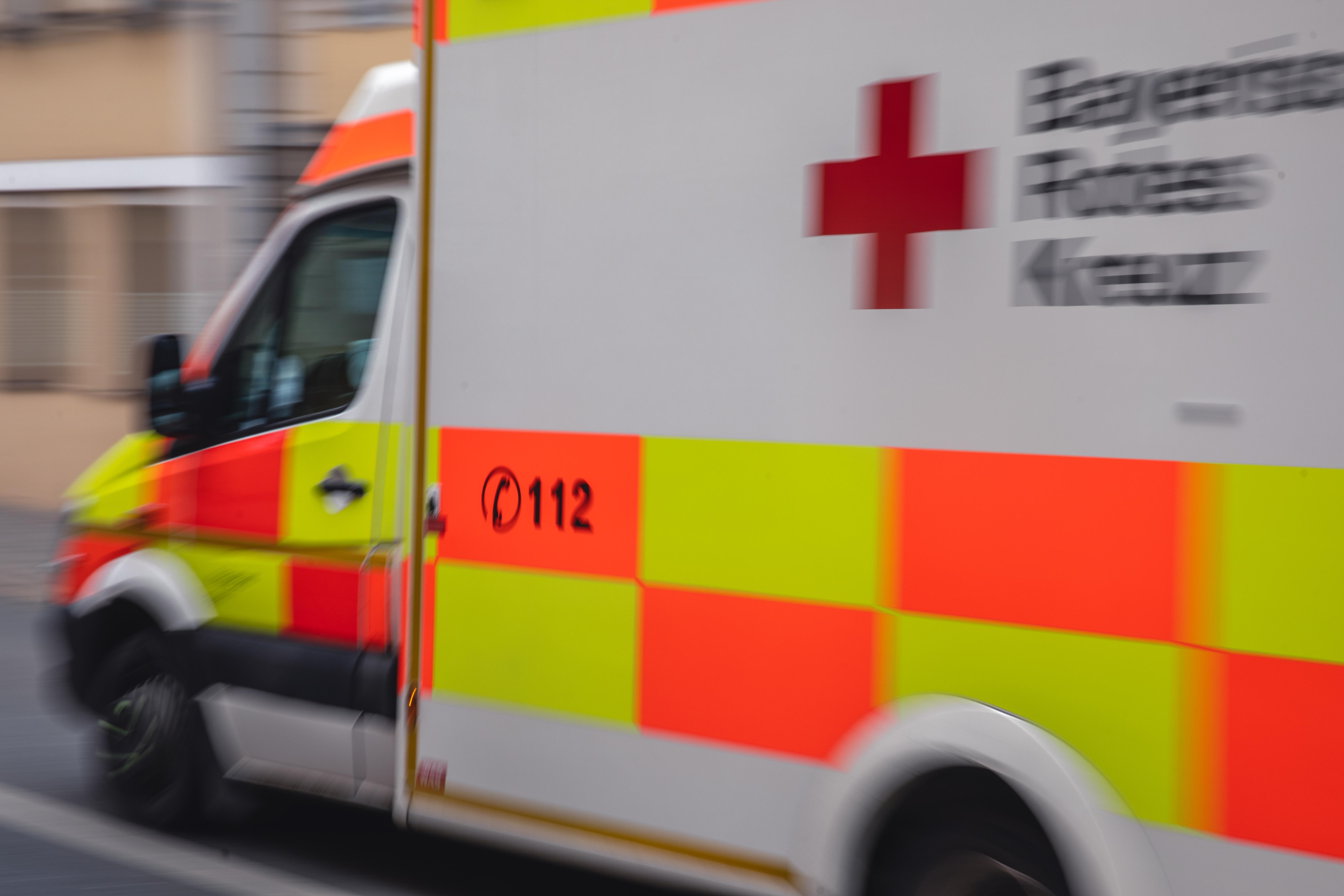 Ein Krankenwagen im Einsatz (Symbolbild) | Bild:BR/Leon Baatz