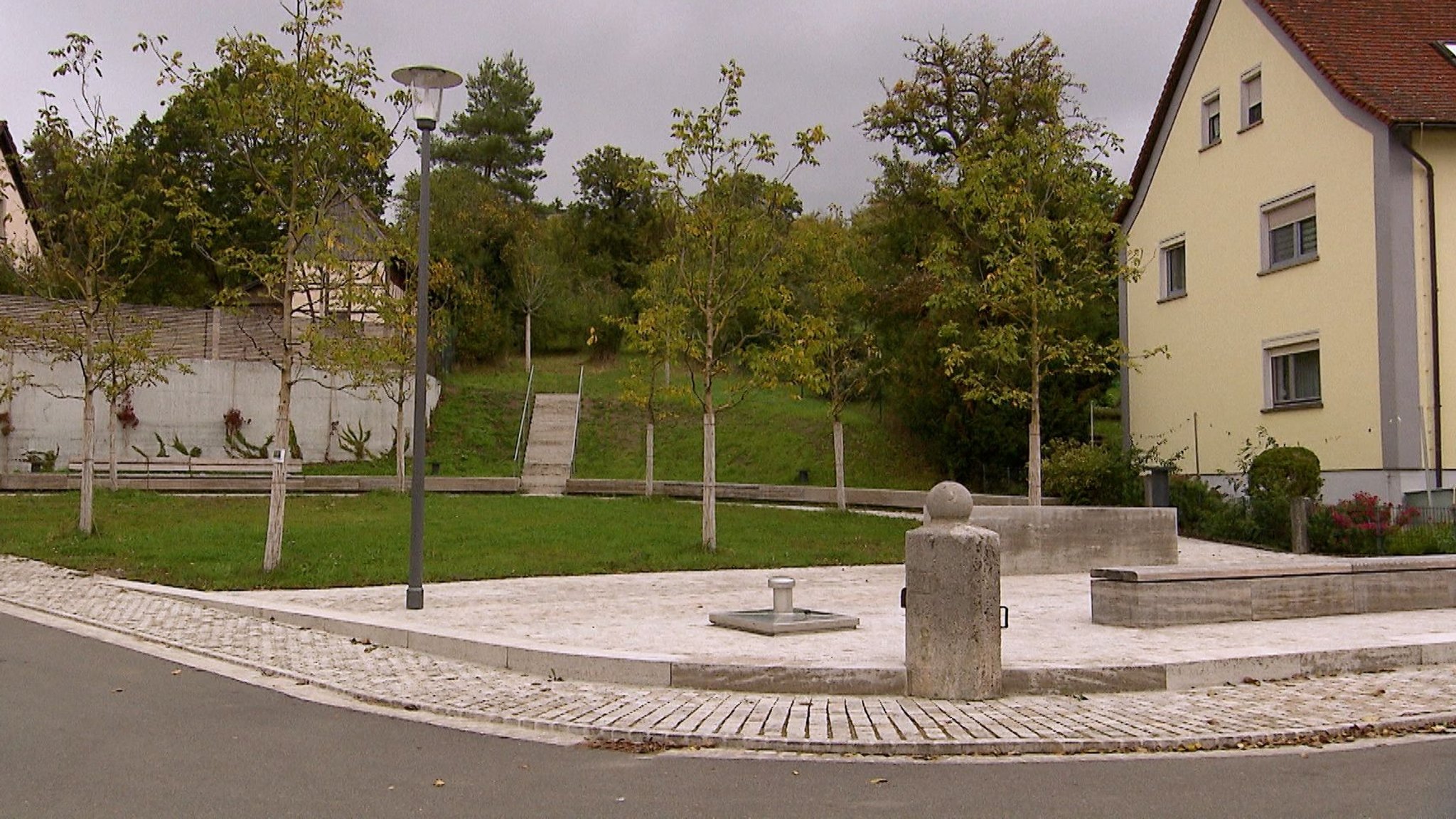 Der Dorfplatz von Neusitz | Bild: BR24 Der Dorfplatz von Neusitz