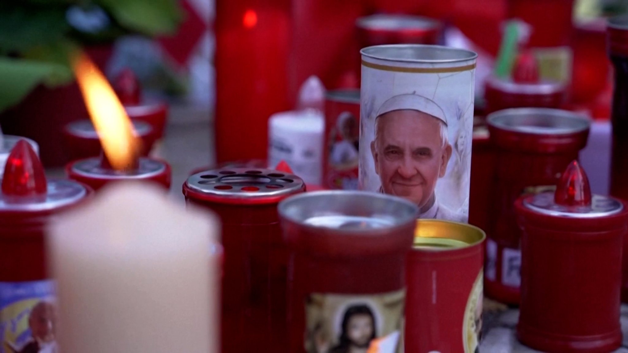 Kerzen wurden vor der Gemelli-Klinik in Rom aufgestellt, in der Papst Franziskus weiterhin in Behandlung ist.