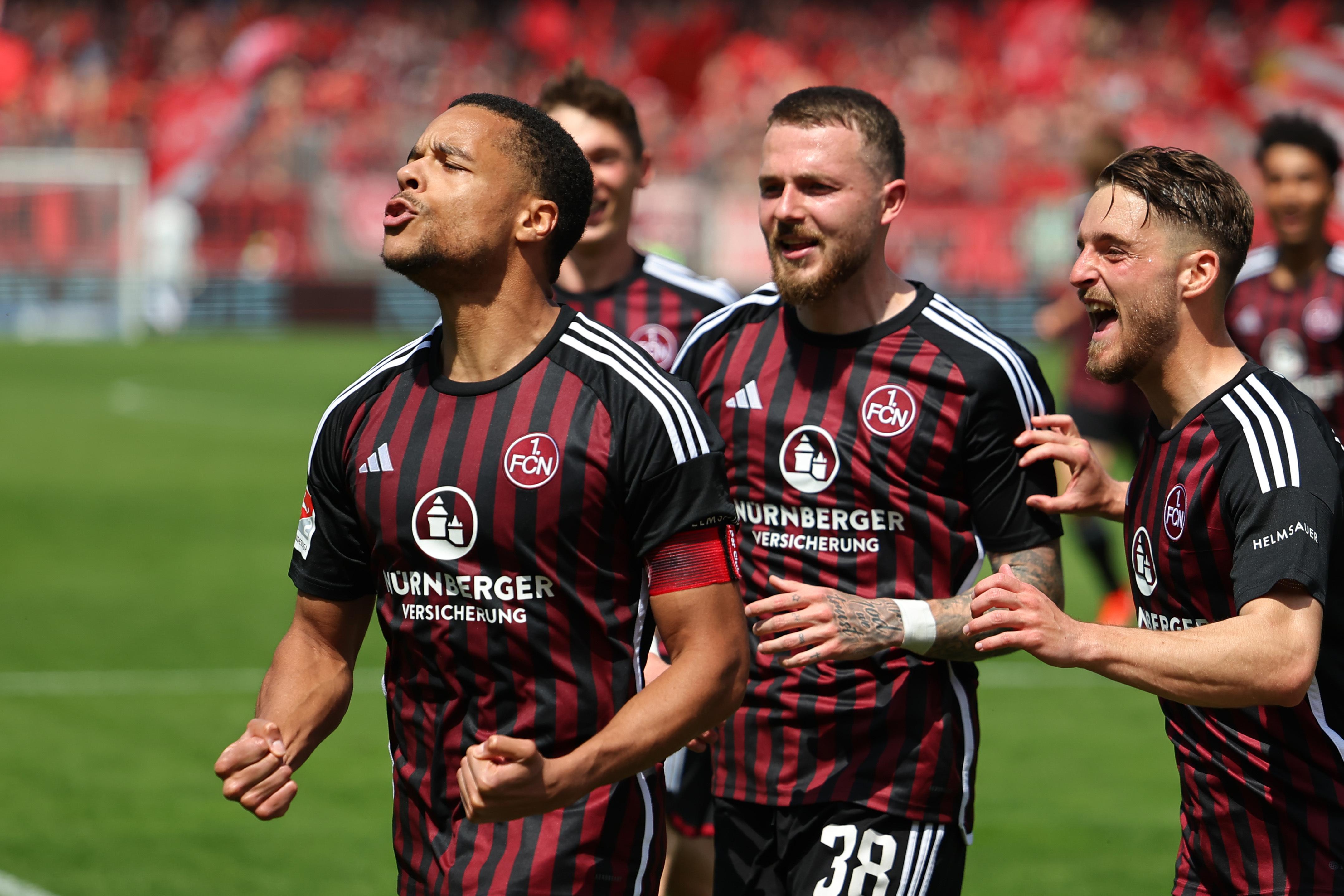 Jubel und Erleichterung bei Jan Gyamerah (l.) und den Club-Profis