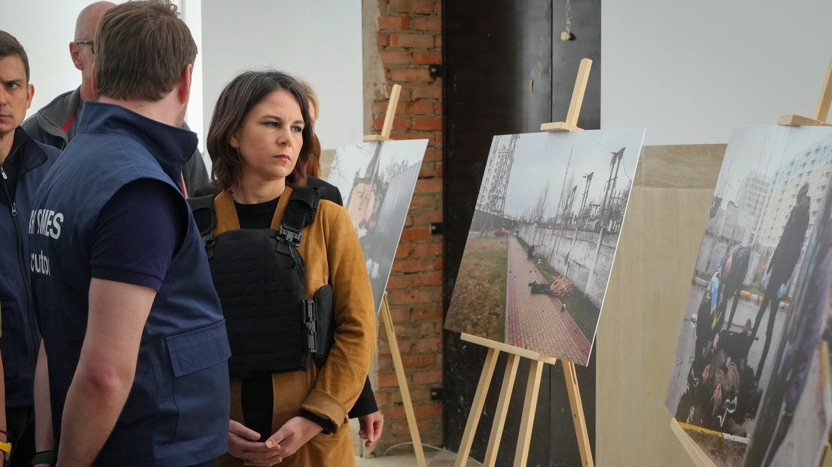 10.05.22: Bundesaußenministerin Baerbock (Grüne) steht bei einem Ukraine-Besuch Bildern mit Leichen, die in Butscha gefunden wurden.