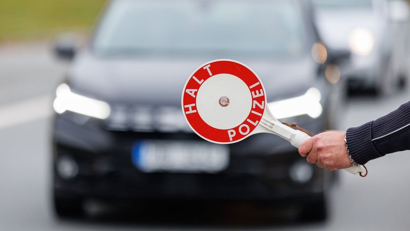 Ein Polizist hält ein Fahrzeug zur Kontrolle an | Bild: dpa-Bildfunk/Daniel Karmann Ein Polizist hält ein Fahrzeug zur Kontrolle an