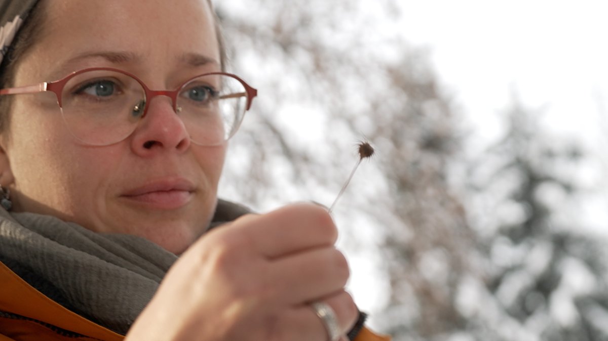 Kräuterpädagogin Jennifer Nelhiebel – Gewürze findet sie in heimischen Wäldern. 