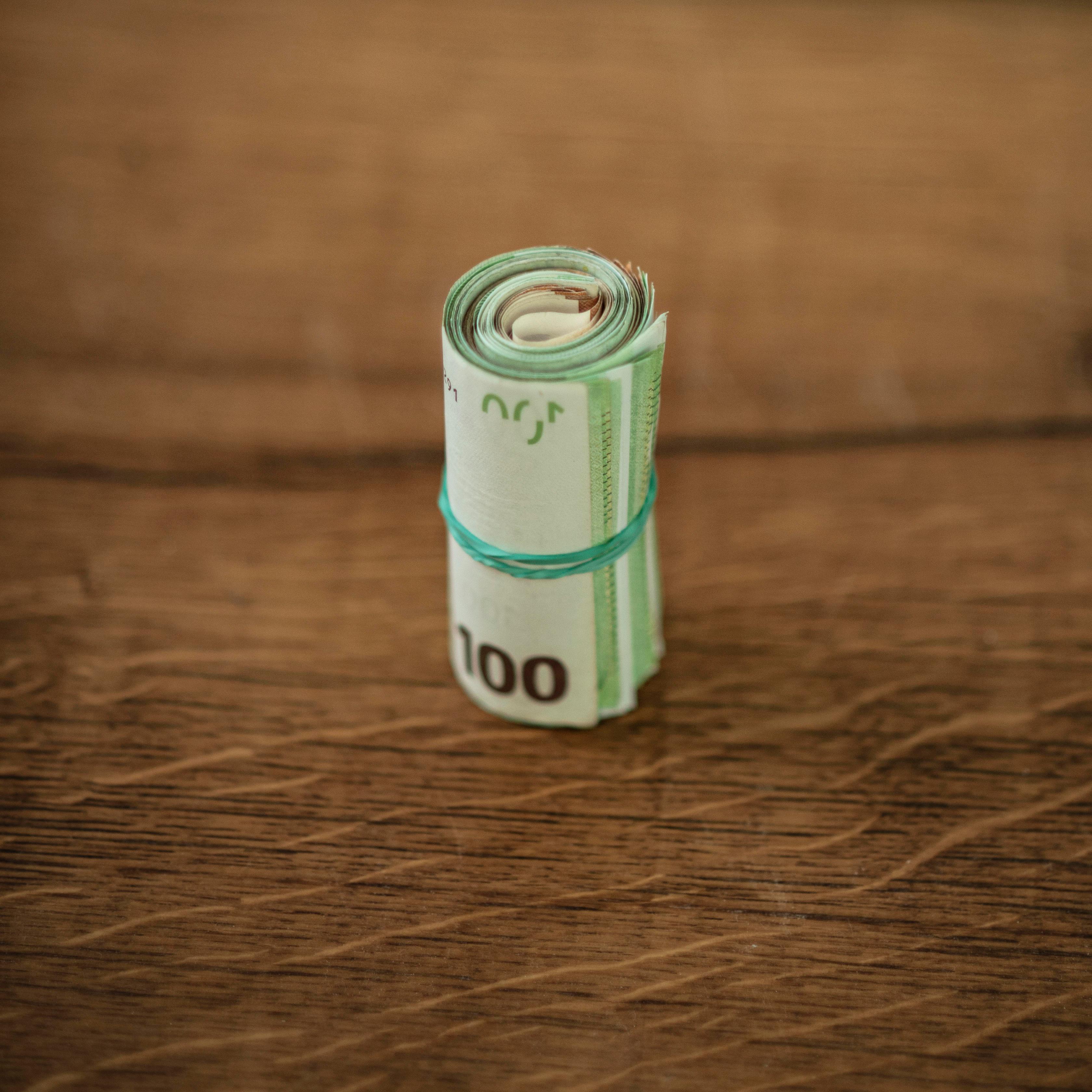 So ein bisschen Bargeld unterm Kopfkissen - viele Menschen schlafen dann besser. Künftig könnte nur die Frage sein: Wo wird man das noch los?