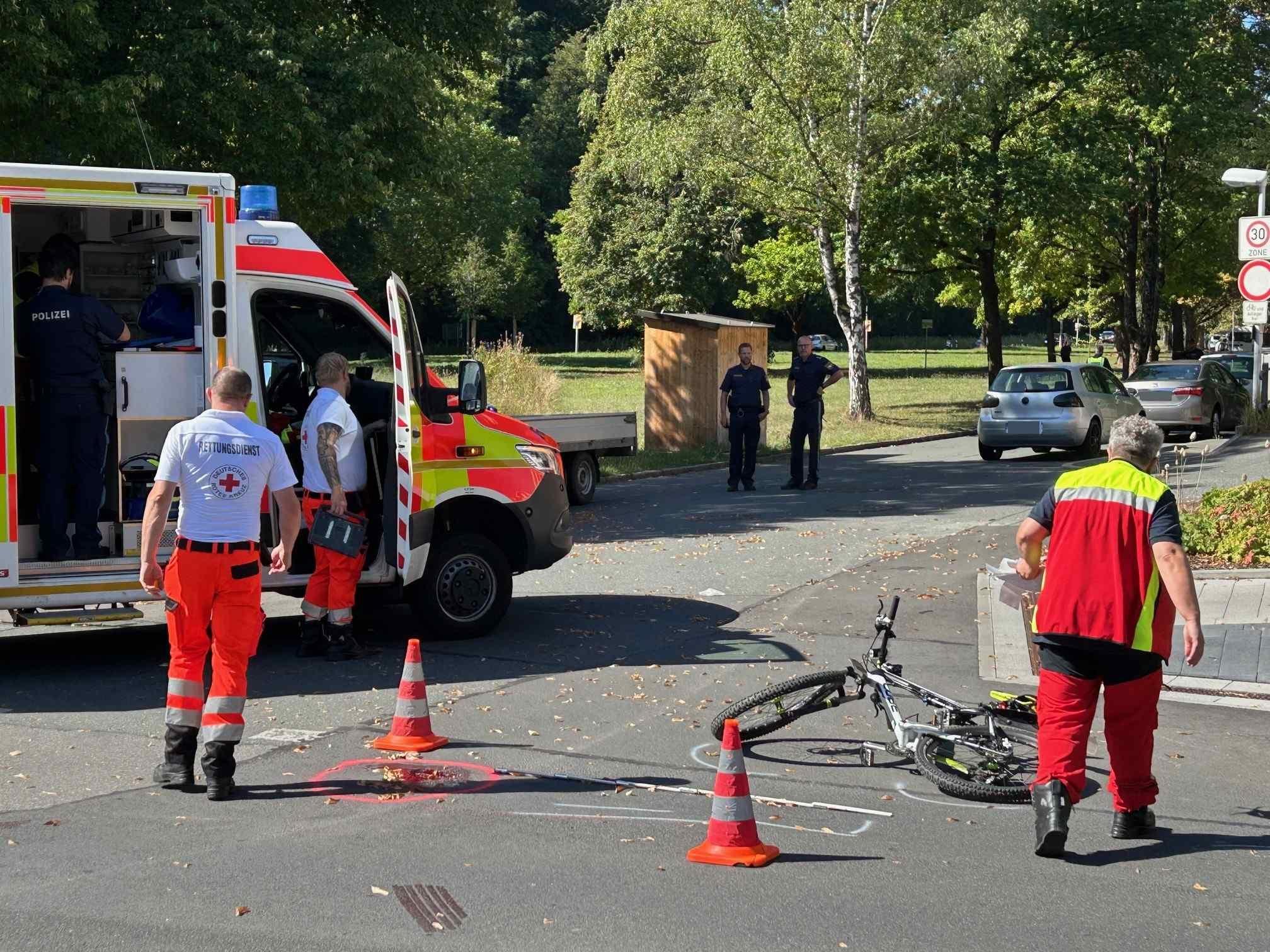 Einsatzkräfte von Rettungsdienst und Polizei am Unfallort