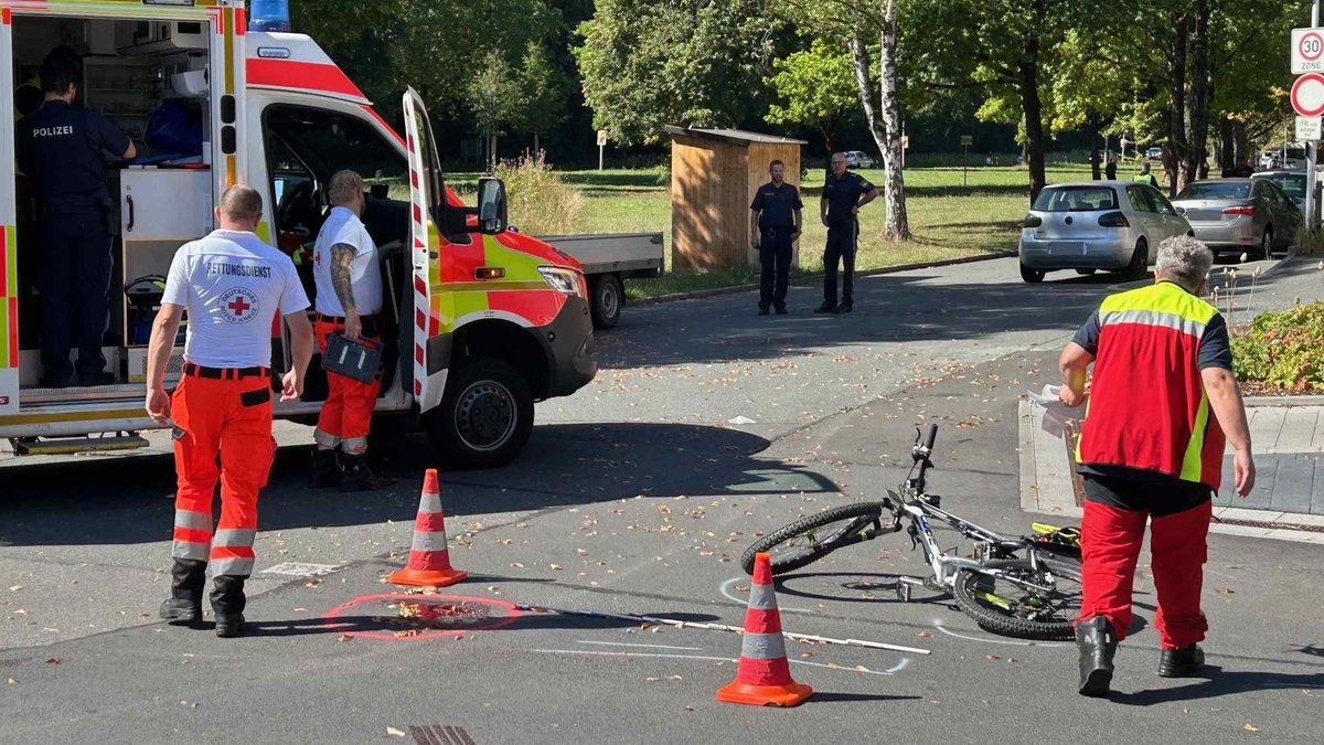 Keinen Helm getragen: Radfahrer stirbt nach Unfall mit Auto
