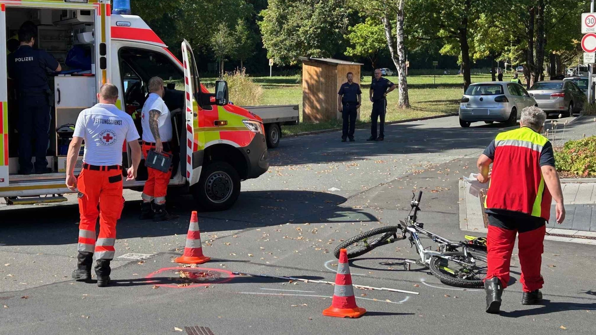 Keinen Helm getragen: Radfahrer stirbt nach Unfall mit Auto