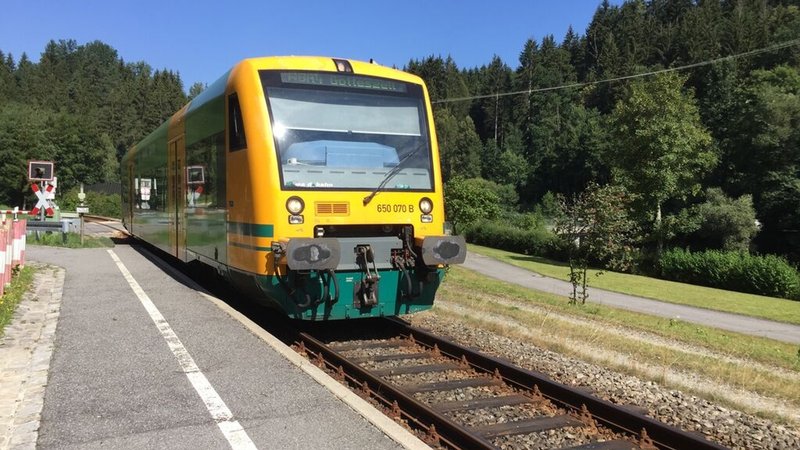 Zug auf der Waldbahn-Strecke Viechtach-Gotteszell.