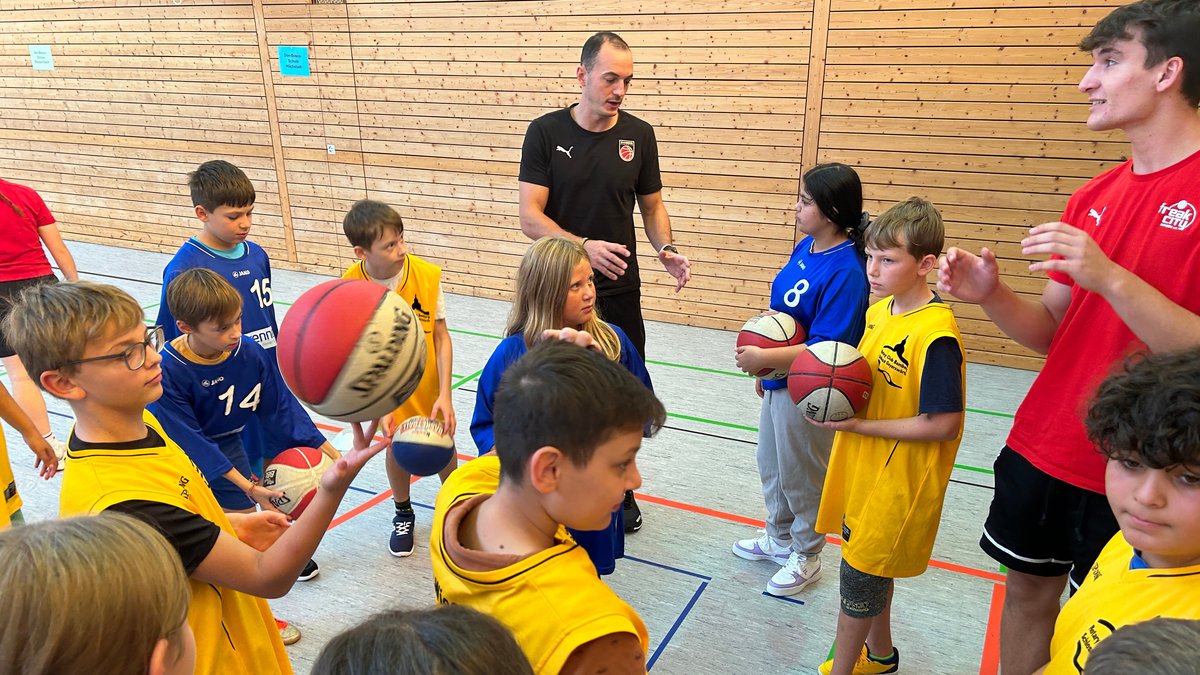 Basketball-Erlebnis für Kids: dribbeln und passen mit den Profis