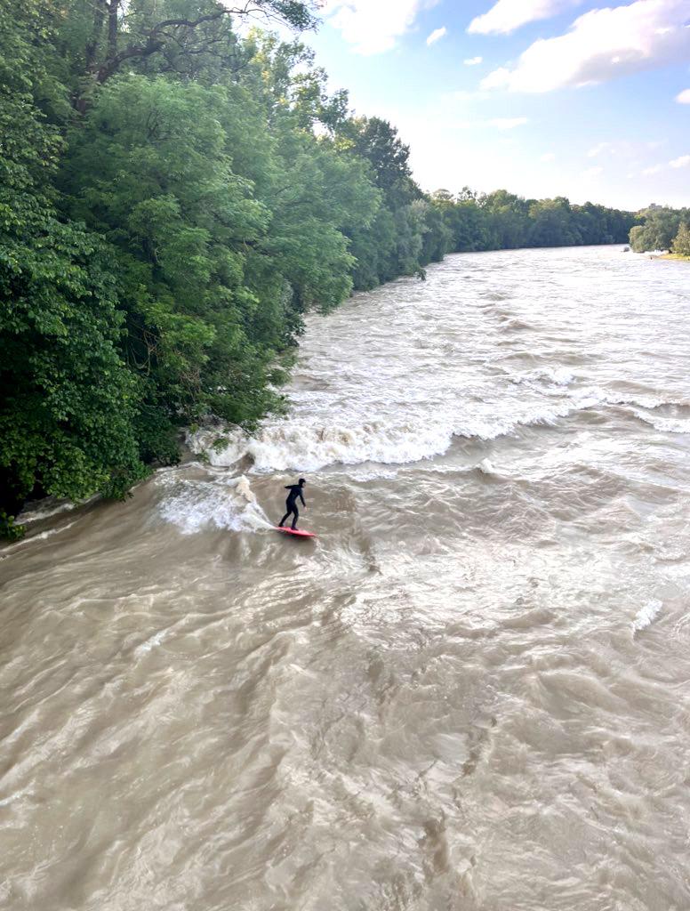 Ein Surfer auf Höhe der Brudermühlbrücke an der Münchner Isar.