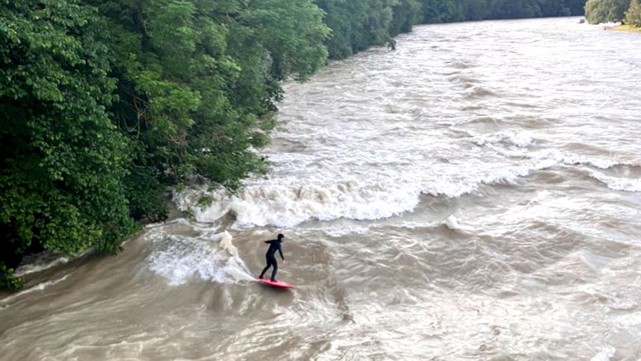 Ein Surfer auf Höhe der Brudermühlbrücke an der Münchner Isar.