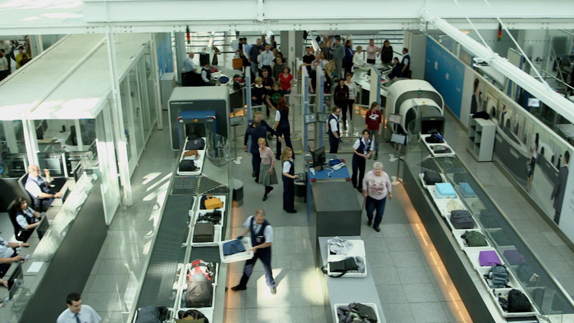 Handgepäck- und Personenkontrolle am Flughafen