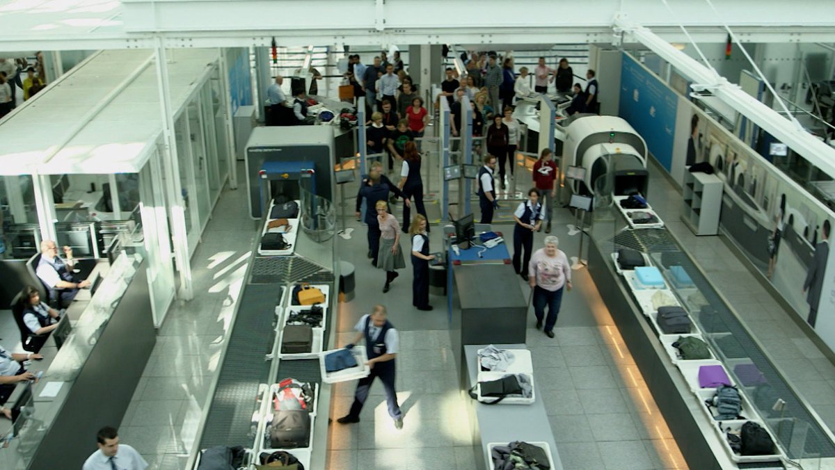 Handgepäck- und Personenkontrolle am Flughafen
