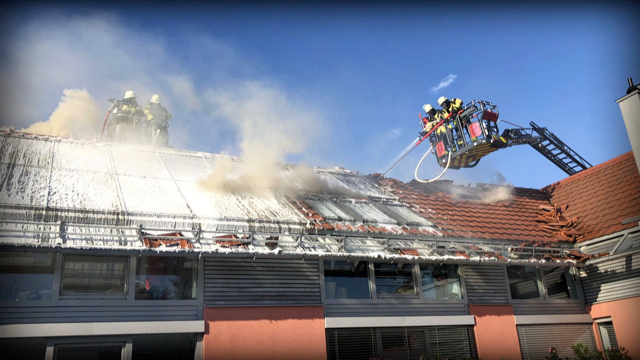 Löscharbeiten bei einer brennenden Solarthermieanlage