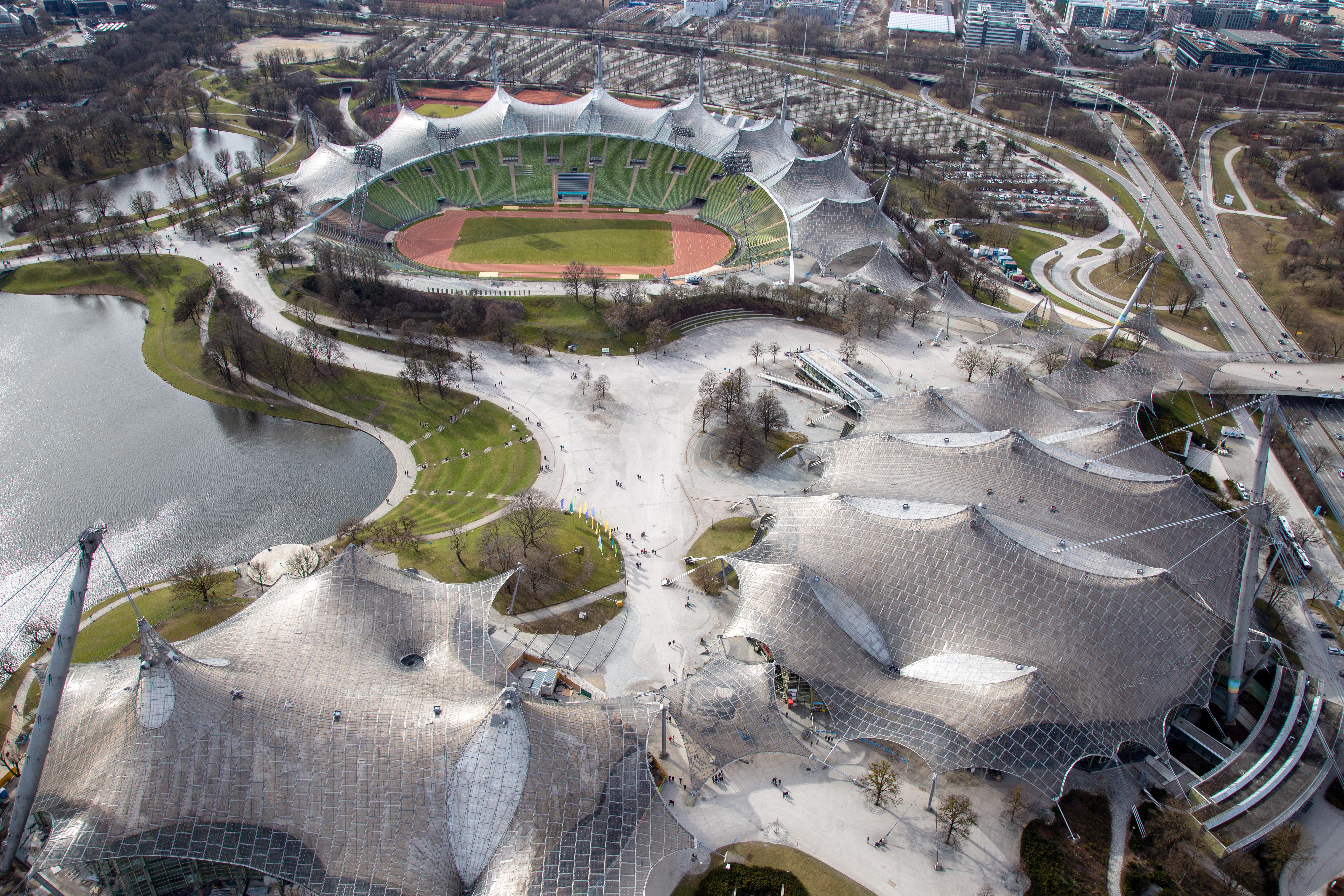 Das Zeltdach überspannt Teile des Stadions, der Olympiahalle und des Schwimmbads. 