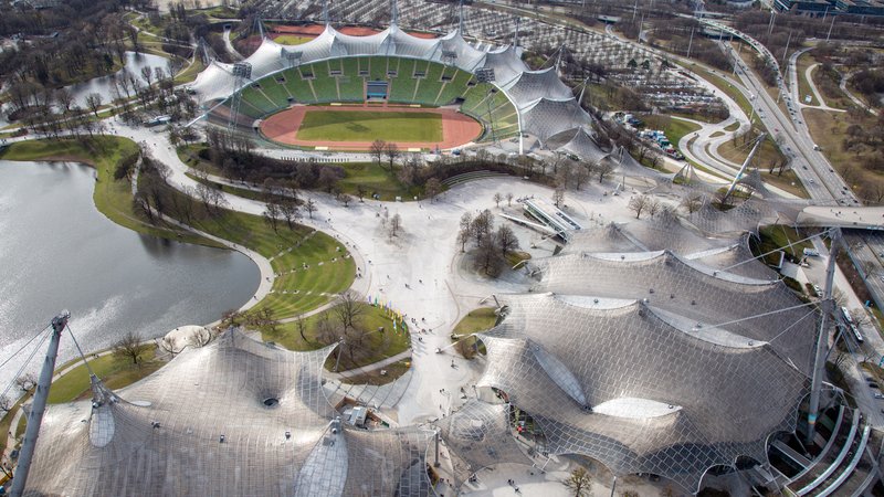 Das Zeltdach überspannt Teile des Stadions, der Olympiahalle und des Schwimmbads. | Bild: stock.adobe.com/sweasy Das Zeltdach überspannt Teile des Stadions, der Olympiahalle und des Schwimmbads.